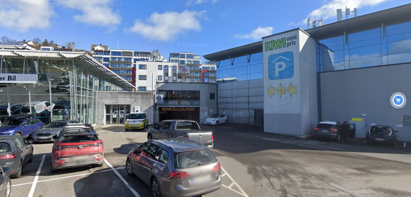 Innkjøringen til parkeringsanlegget i Nesttunvegen 90 på Nesttun, ved siden av KIWI